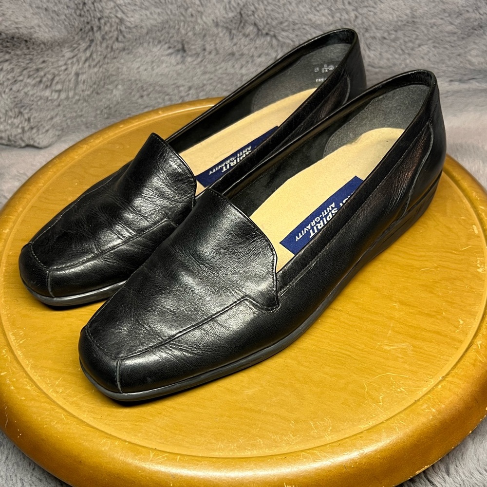Women’s size 9 Easy Spirit Anti Gravity slip ons